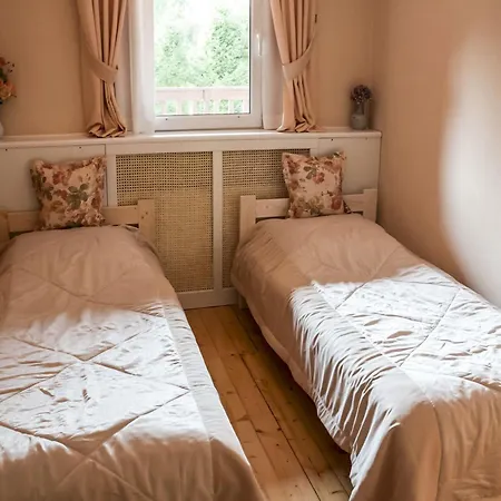 Half Of A Home, Huge Garden, Pond Ferienhaus *