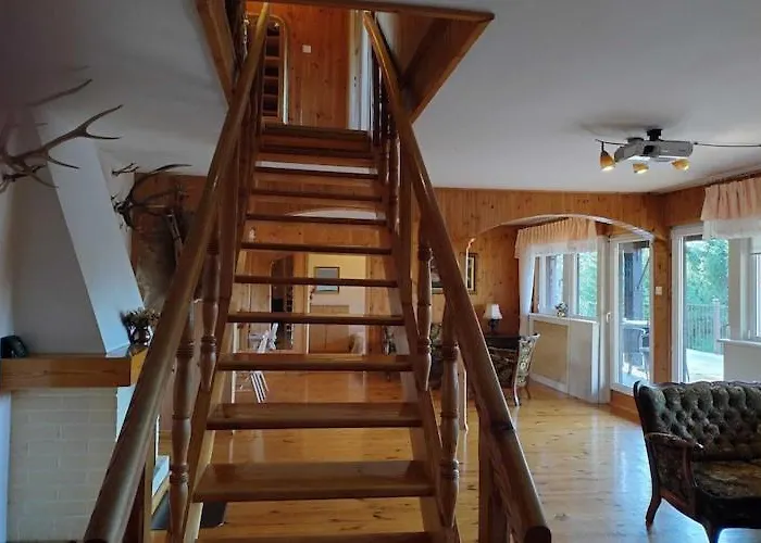 Half Of A Home, Huge Garden, Pond 度假居